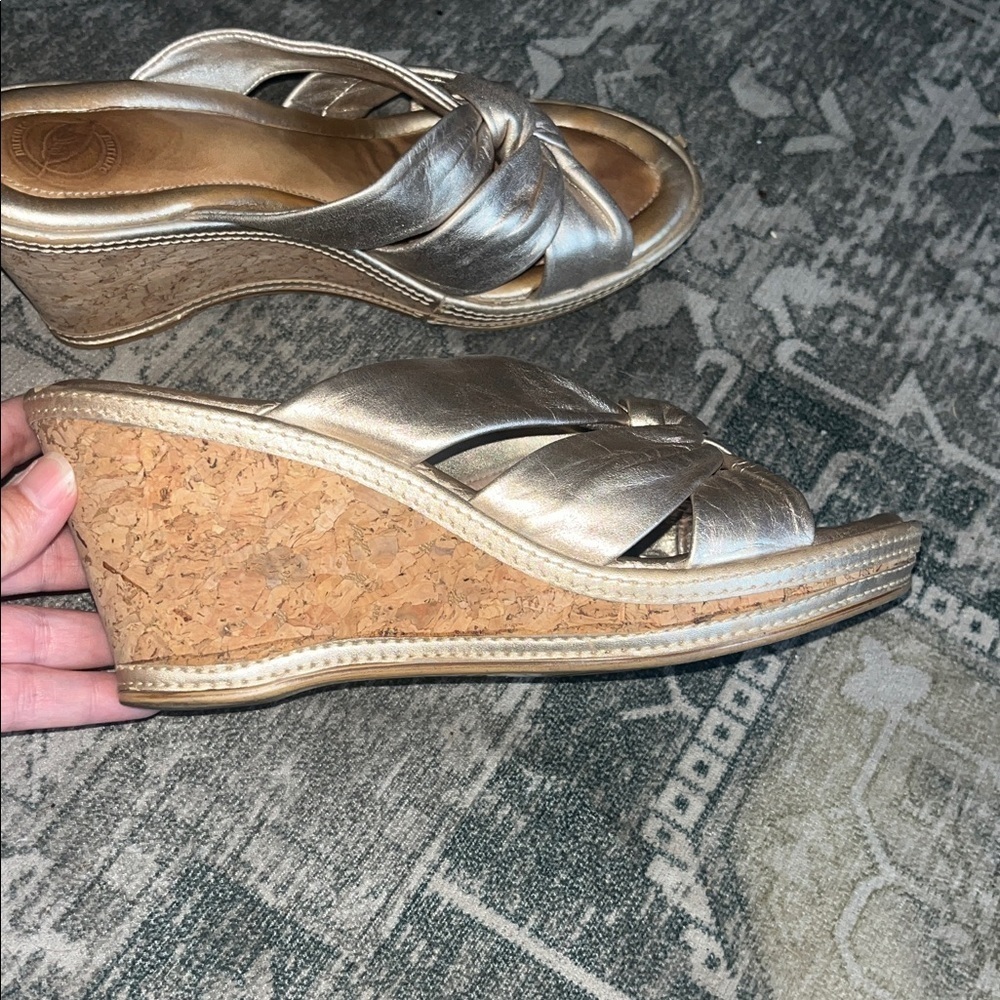 Nurture women’s Elegant gold leather Wedge Sandals size 7 - Picture 2 of 7